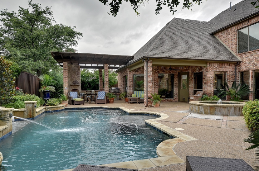 landscaping-around-pool